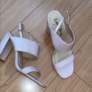 Súper cute soft pink heel! Size 10 but fits a 9.5